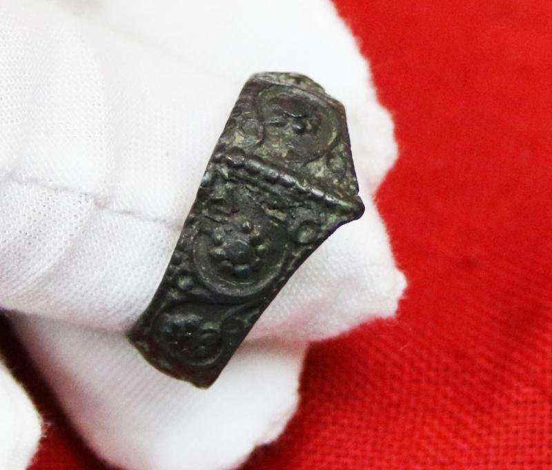 Superb 'War Of The Roses' Period, 15th Century, Rose Head Archers Ring. 'Draw Archers, Draw Your Arrows to the Head!' Richard IIIrd, By Shakespeare, Before the Battle of Bosworth. Embellished with Numerous English Royal Rose Heads Across The Entire Ring — image 3