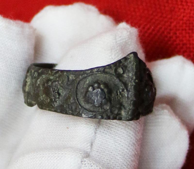 Superb 'War Of The Roses' Period, 15th Century, Rose Head Archers Ring. 'Draw Archers, Draw Your Arrows to the Head!' Richard IIIrd, By Shakespeare, Before the Battle of Bosworth. Embellished with Numerous English Royal Rose Heads Across The Entire Ring — image 4