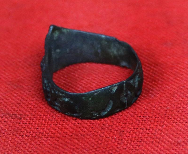 Superb 'War Of The Roses' Period, 15th Century, Rose Head Archers Ring. 'Draw Archers, Draw Your Arrows to the Head!' Richard IIIrd, By Shakespeare, Before the Battle of Bosworth. Embellished with Numerous English Royal Rose Heads Across The Entire Ring — image 5