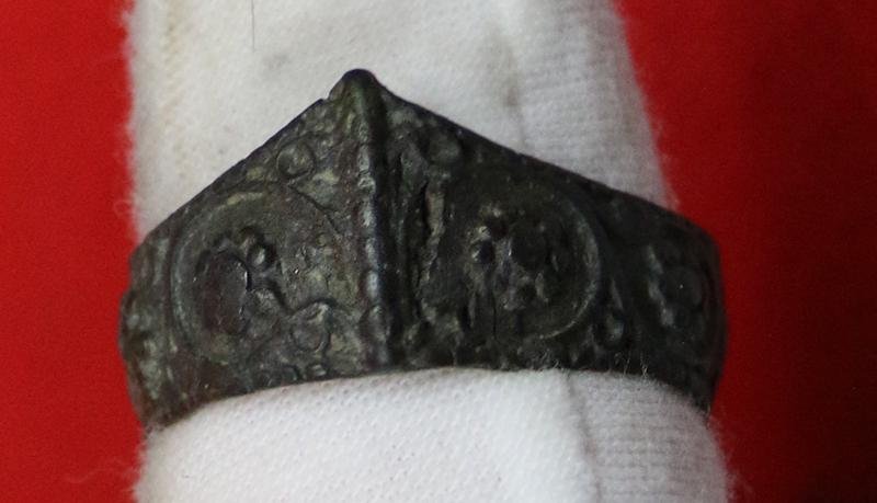 Superb 'War Of The Roses' Period, 15th Century, Rose Head Archers Ring. 'Draw Archers, Draw Your Arrows to the Head!' Richard IIIrd, By Shakespeare, Before the Battle of Bosworth. Embellished with Numerous English Royal Rose Heads Across The Entire Ring — image 6