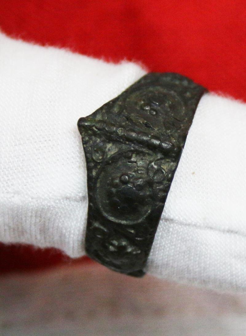 Superb 'War Of The Roses' Period, 15th Century, Rose Head Archers Ring. 'Draw Archers, Draw Your Arrows to the Head!' Richard IIIrd, By Shakespeare, Before the Battle of Bosworth. Embellished with Numerous English Royal Rose Heads Across The Entire Ring — image 7