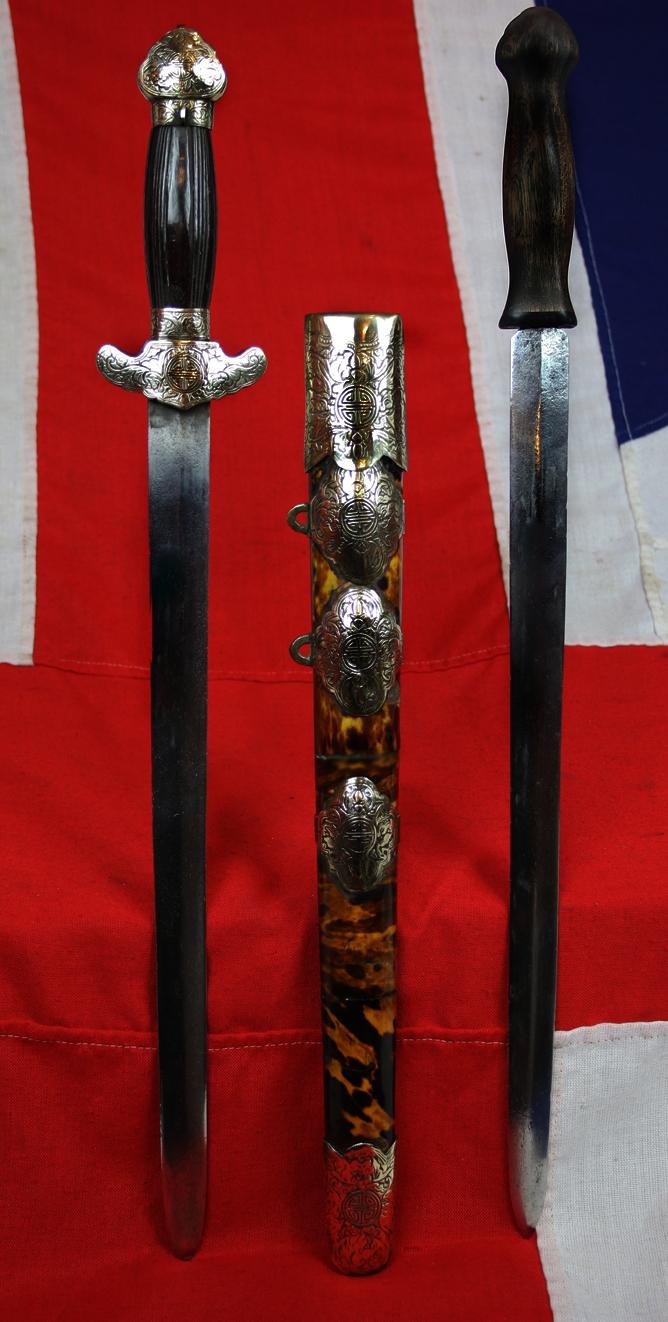 A Most Scarce Antique Ching Dynasty Chinese Shuāngjiàn (雙劍). A Twin-Sword Jian, Late 18th Early 19th century. Near Identical to Admiral Sir James Hanway Plumbridge's Sword in the National Maritime Museum Collection. His Sword Was a Single Blade Version — image 2