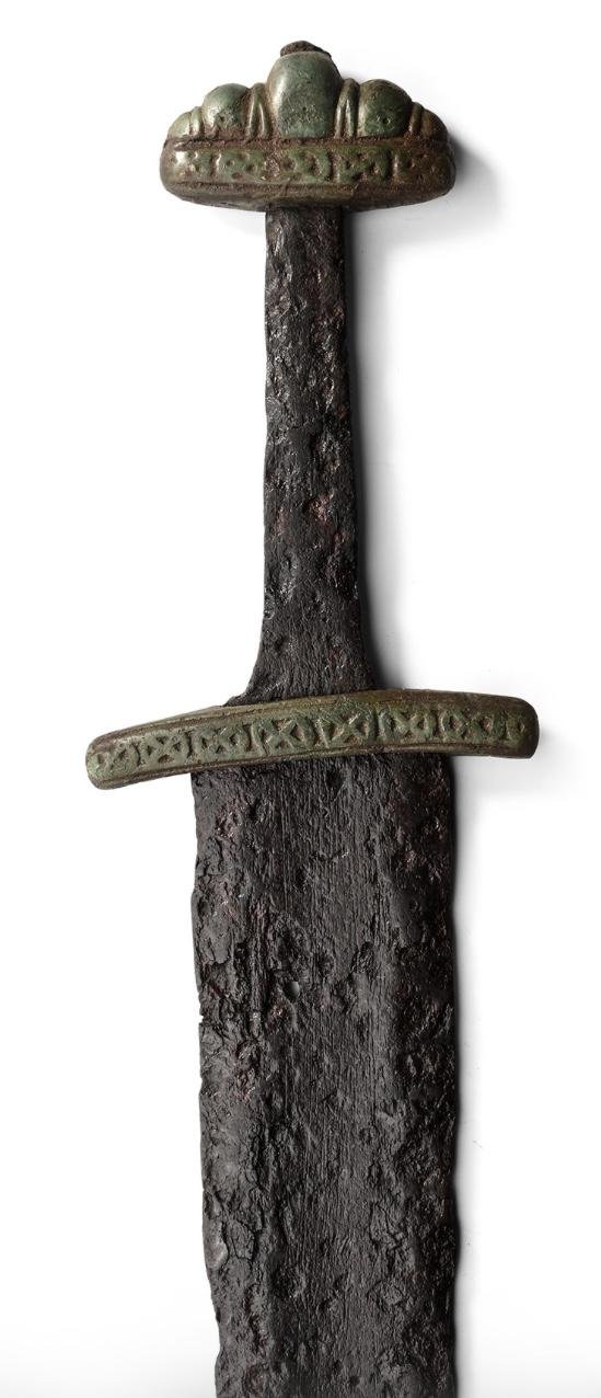Magnificent Original Viking Age Broadsword With 'Hemse, Gotland' Bronze Hilt Mounts & Beautiful 'Sun Wheel' Sólarhvél. Jelling Decor. 800-1000 Years Old. Pattern Welded Blade, With Bronze Jelling Decorated Scabbard Chape, Viking Helmet & Head Design — image 2