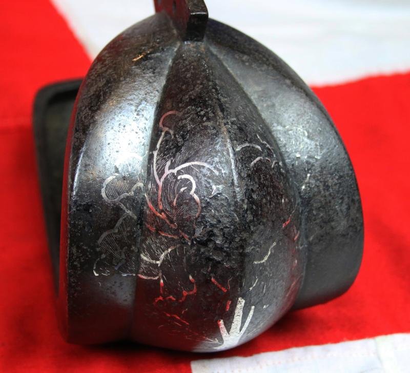 A Very Attractive, Edo Era 17th to 18th Century Samurai's Tetsu Abumi Stirrup, Inlaid With Silver in a Pattern Of a Flower Mon — image 2