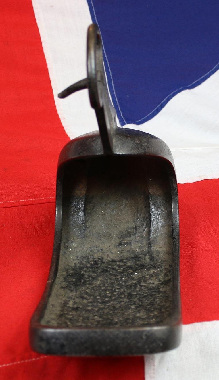 A Very Attractive, Edo Era 17th to 18th Century Samurai's Tetsu Abumi Stirrup, Inlaid With Silver in a Pattern Of a Flower Mon — image 4