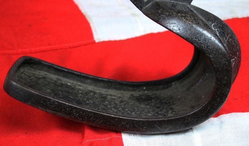 A Very Attractive, Edo Era 17th to 18th Century Samurai's Tetsu Abumi Stirrup, Inlaid With Silver in a Pattern Of a Flower Mon — image 5