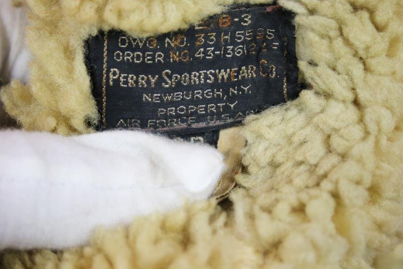 A Superb Piece Of WW2 Anglo American Aeronautical History, and An Absolute Beauty. An Original, 1940's B3 WW2 USAAF Pilots Sheerling Jacket. Perry Sportswear Co of Newburgh New York Contract. In Super, Wearable Condition — image 4