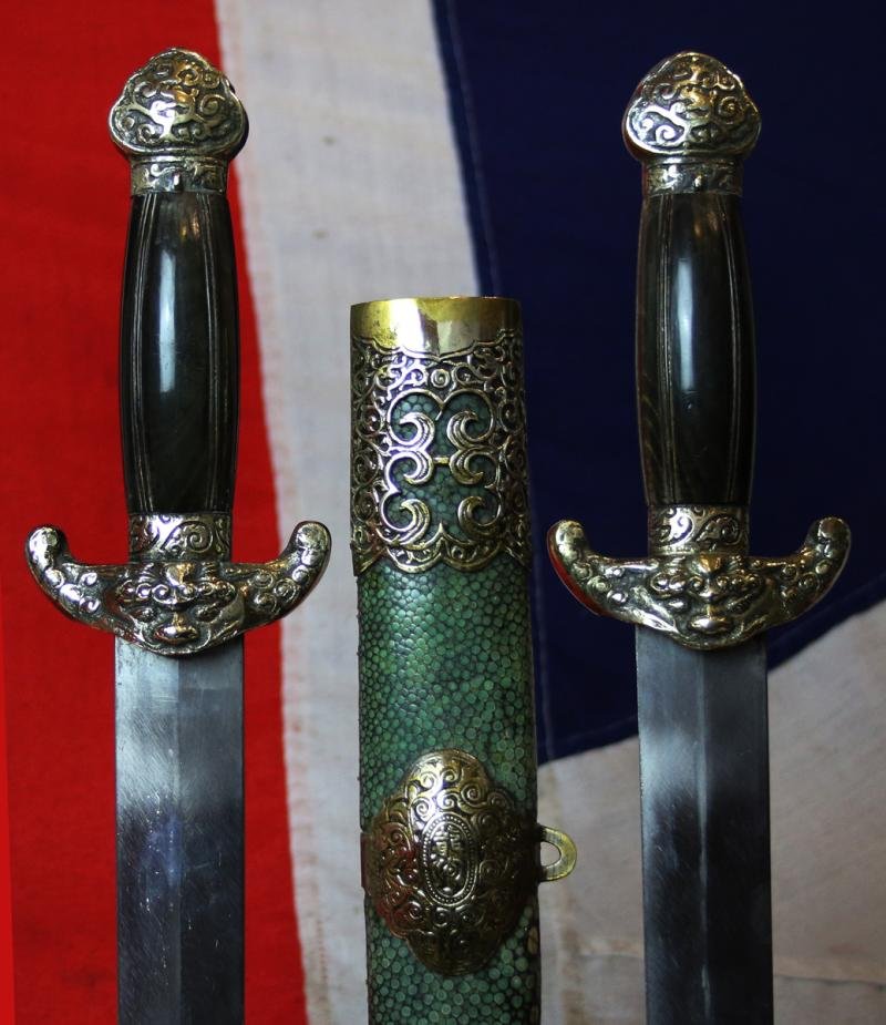 A Most Scarce Antique Ching Dynasty Chinese Shuāngjiàn (雙劍). A Twin-Sword Jian, Late 18th Early 19th century. Near Identical to Admiral Sir James Hanway Plumbridge's Sword in the National Maritime Museum Collection. And The Metropolitan In New york — image 3