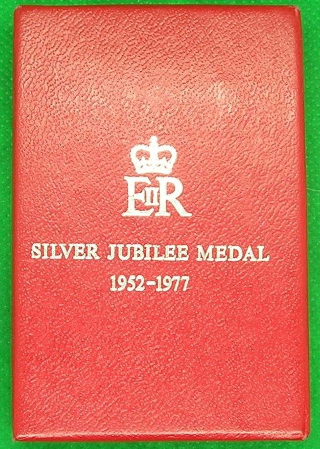 MINT BOXED 1977 SILVER JUBILEE MEDAL — image 3