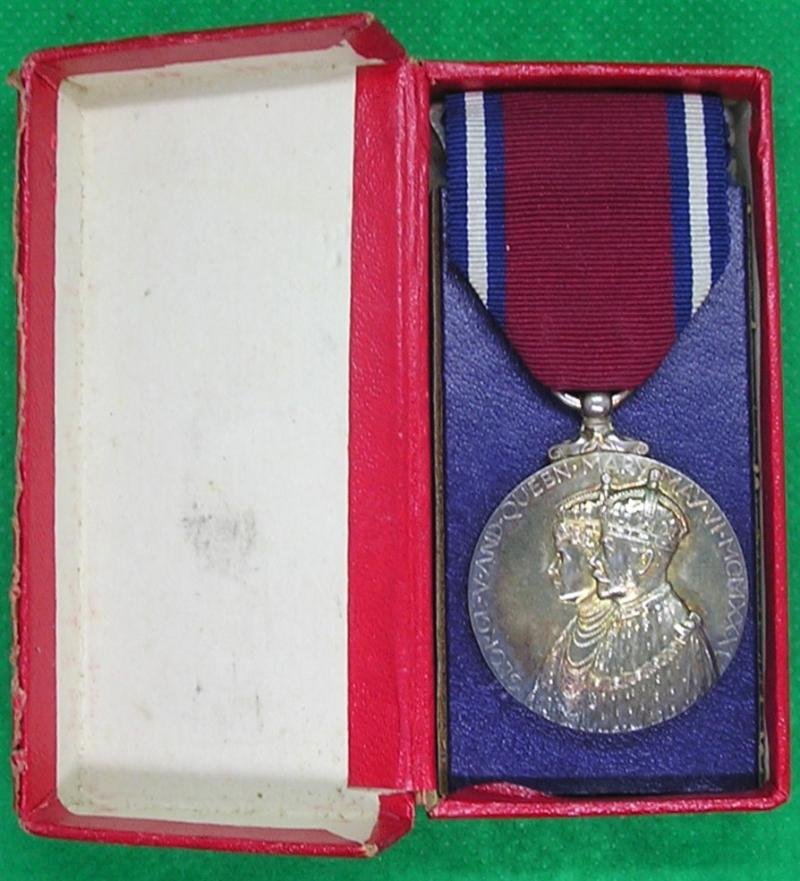 MINT BOXED 1935 SILVER JUBILEE MEDAL — image 2