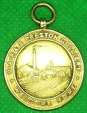 WW1 9ct GOLD WELCOME HOME / TRIBUTE MEDAL, PRESTON COLLIERY, NORTH SHIELDS — image 2