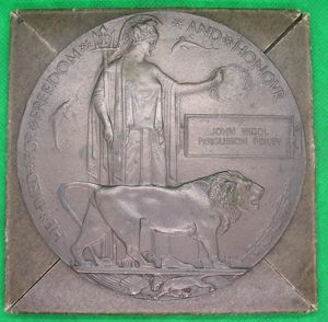 WW1 MEMORIAL PLAQUE, OFFICER 4th GRENADIER GUARDS, K.I.A F&F 12-10-1917, …