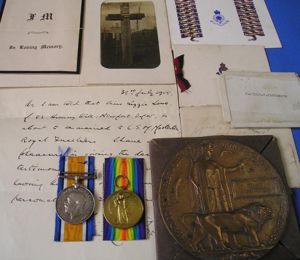 WW1 PAIR & PLAQUE WITH ORIGINAL DOCUMENTS / GRAVE PHOTOGRAPH, …