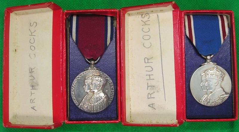MINT BOXED 1935 JUBILEE & 1937 CORONATION MEDALS, INSPECTORS STAFF, BUCKINGHAM PALACE — image 2