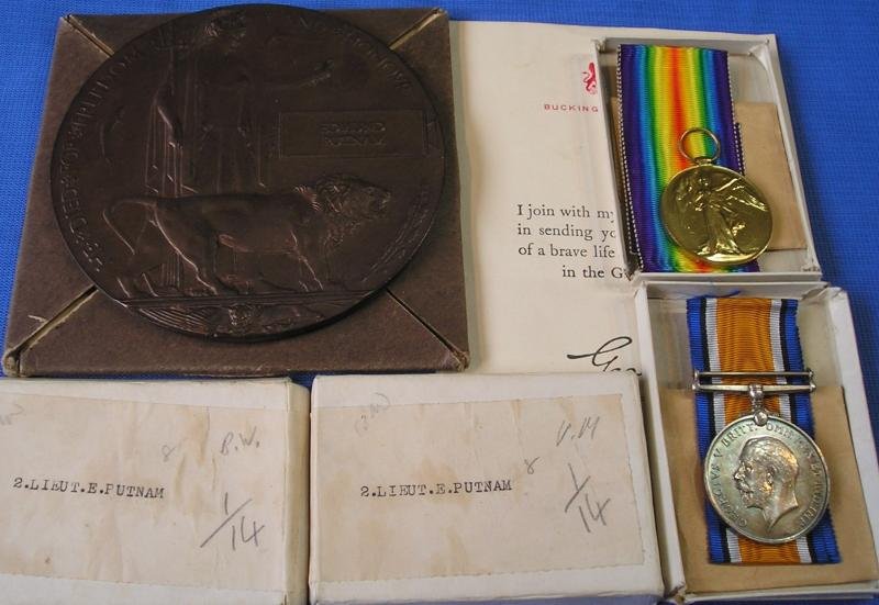 MINT BOXED WW1 PAIR & MEMORIAL PLAQUE, OFFICER 383rd SEIGE BTY R.G.A, DIED EGYPT 16-4-1918 — image 2