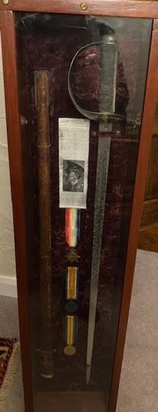 WW1 1914-15 TRIO, OFFICER 9th LIVERPOOL REGT, D.O.W F&F 12-11-1916, WITH THE RECIPIENTS SWORD, HOUSED IN A GLAZED CASE, FROM BOOTLE — image 2