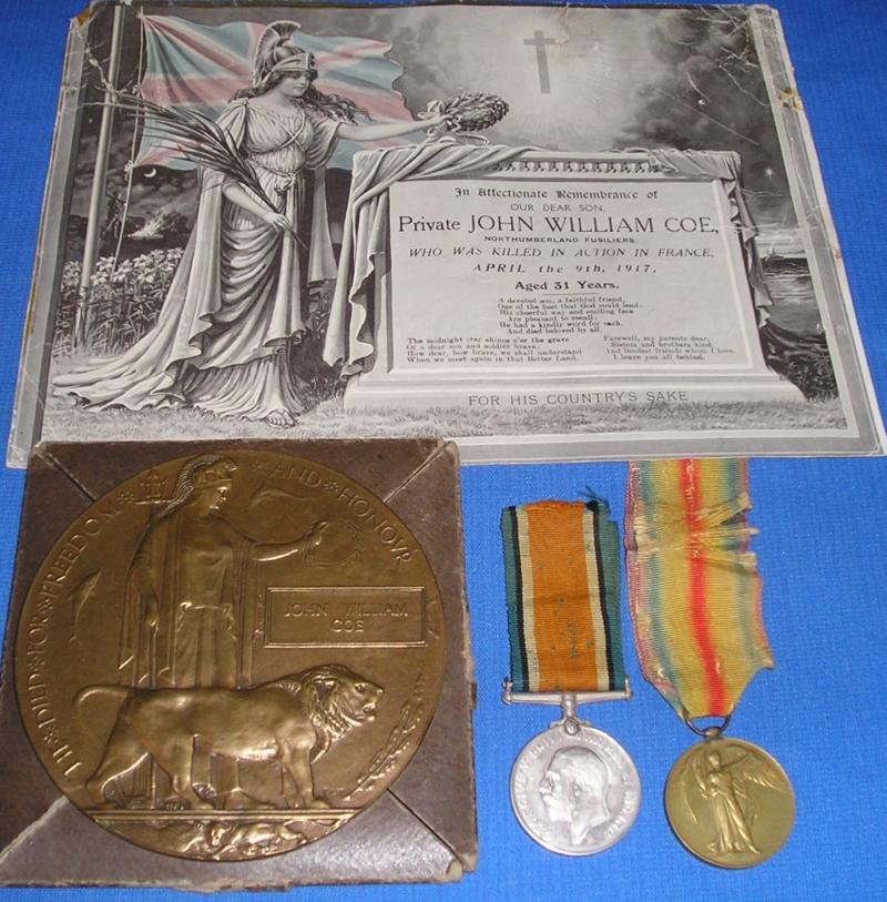 WW1 PAIR & MEMORIAL PLAQUE, 25th NORTHUMBERLAND FUSILIERS / TYNESIDE IRISH, K.I.A F&F 9-4-1917, FROM NORTH SHIELDS — image 2