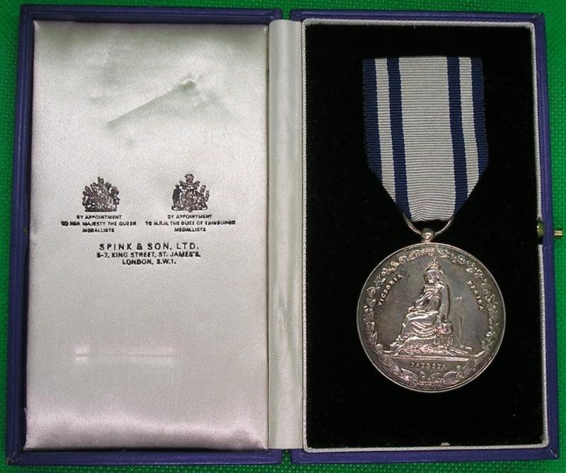 MINT CASED SILVER R.S.P.C.A SILVER QUEEN VICTORIA MEDAL, SOCIETY CHAIRMAN, ANELAY COLTON WRIGHT HART — image 2