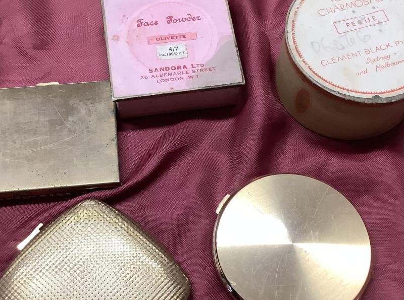 WWII POWDER PUFFS & POWDER COMPACTS — image 2