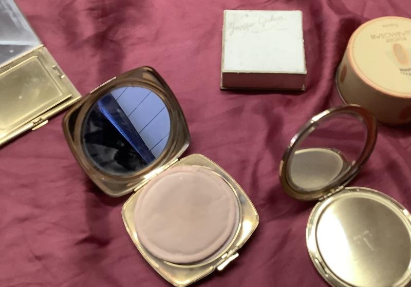 WWII POWDER PUFFS & POWDER COMPACTS — image 3