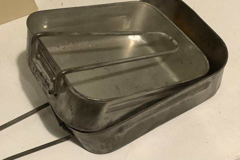 WARTIME DATED ARMY MESS TINS — image 2