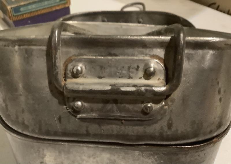 WARTIME DATED ARMY MESS TINS — image 3