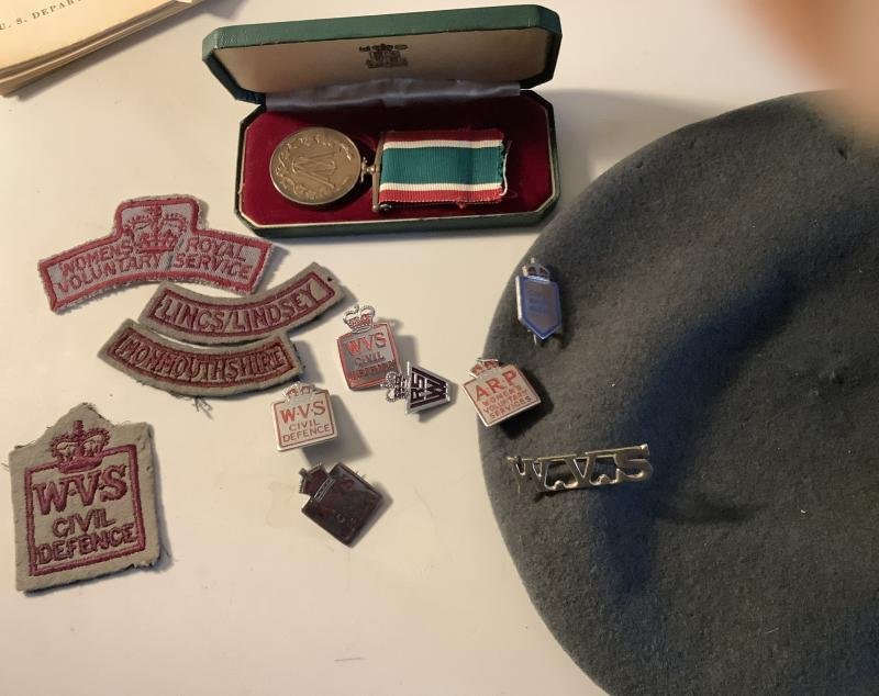 WWII WVS BERET MEDAL AND CLOTH & METAL INSIGNIA — image 2