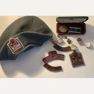 WWII WVS BERET MEDAL AND CLOTH & METAL INSIGNIA