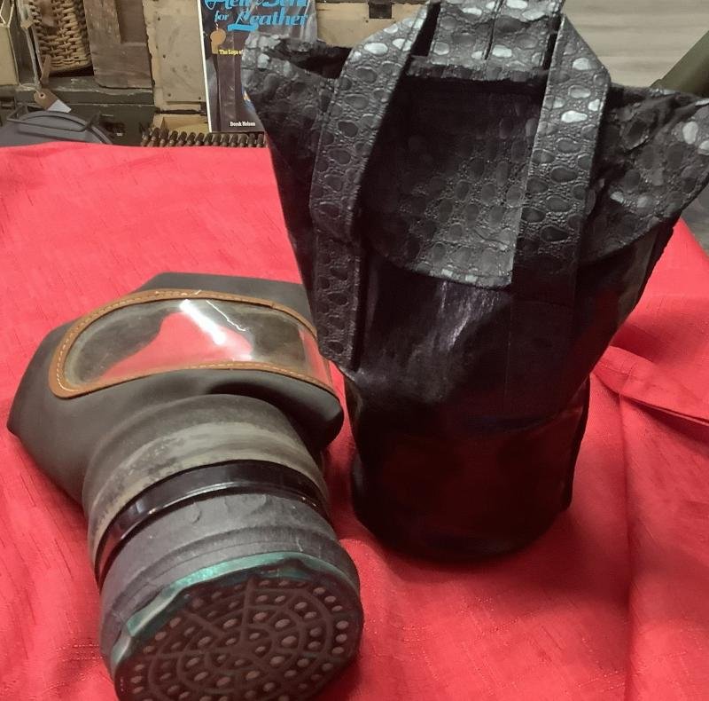 WARTIME LADIES HANDBAG & RESPIRATOR — image 2