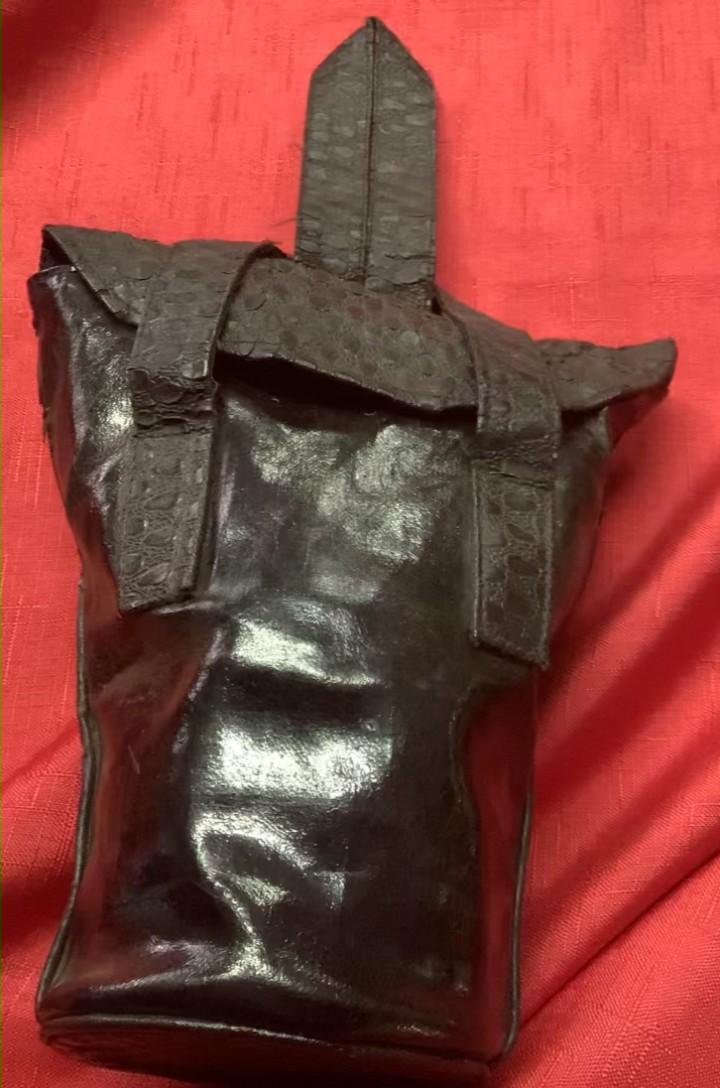 WARTIME LADIES HANDBAG & RESPIRATOR — image 3