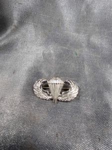 1950'S AIRBORNE CAP BADGE