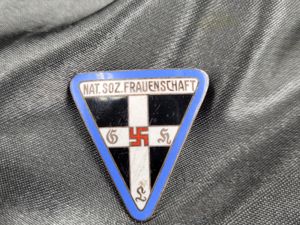WWII GERMAN DEUTSCHES FRAUNENSCHAFT MEMBER BADGE