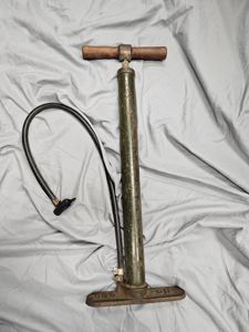WWII US ARMY ORDNANCE TIRE PUMP