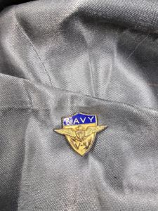 WWII US NAVY V5 TRAINING SCHOOL PIN