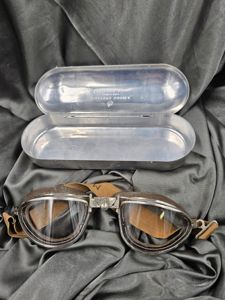 WWII ERA AMERICAN OPTICAL FLIGHT GOGGLES WITH CASE