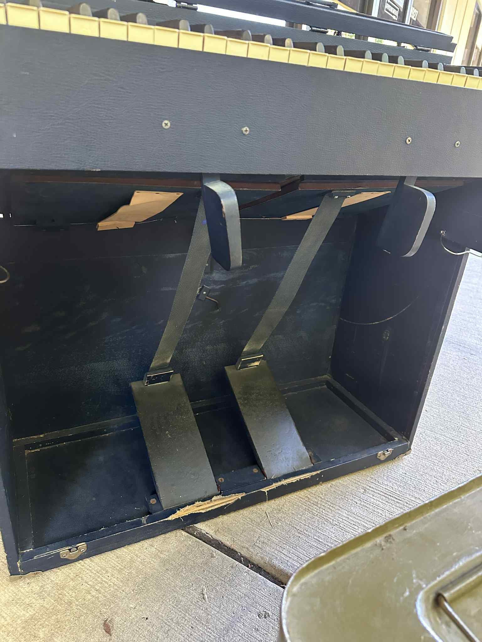 WWII US NAVY FIELD ORGAN FOR CHAPLAIN — image 4