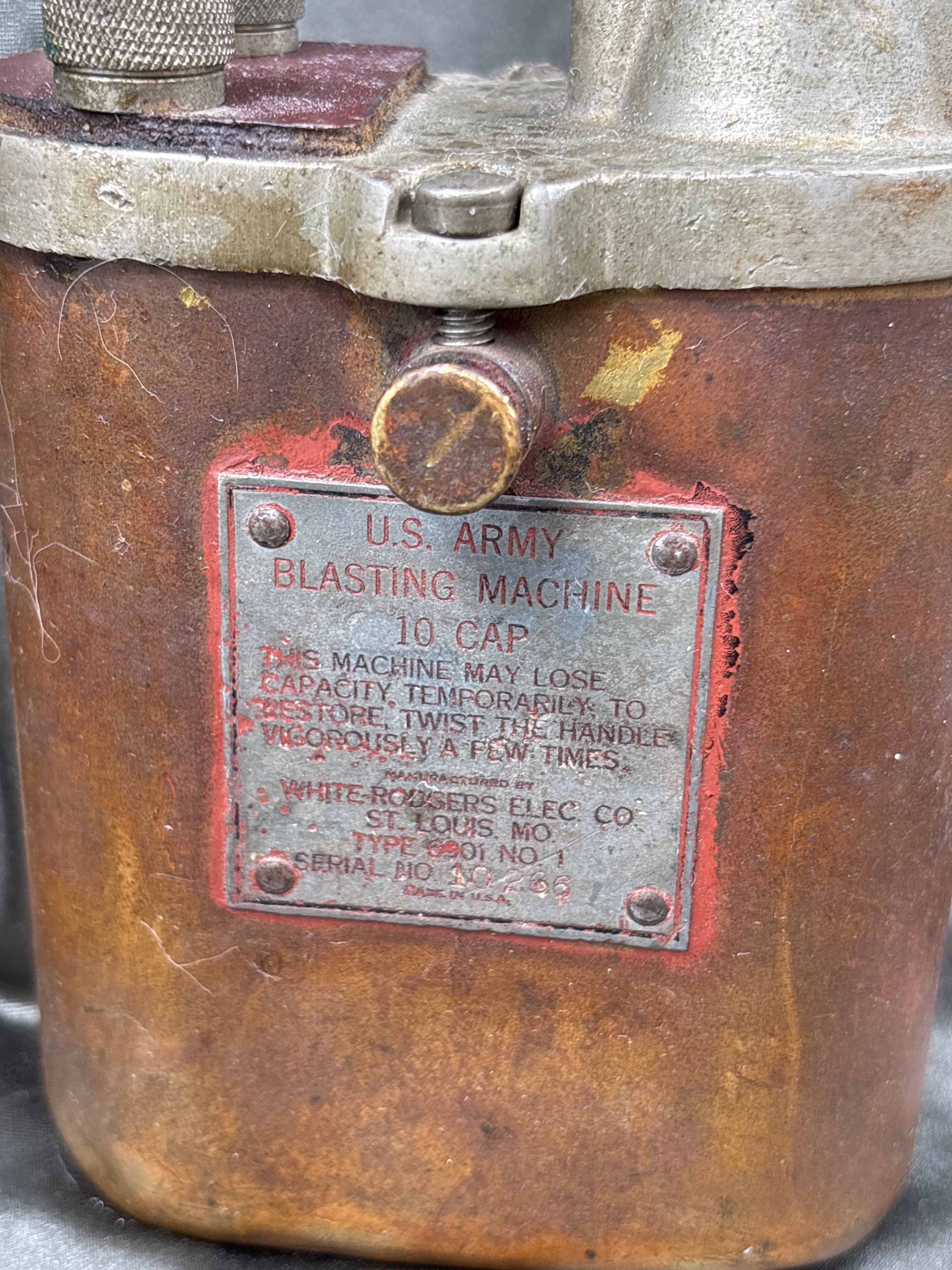 WWII TEN CAPS ARMY DETONATOR — image 2