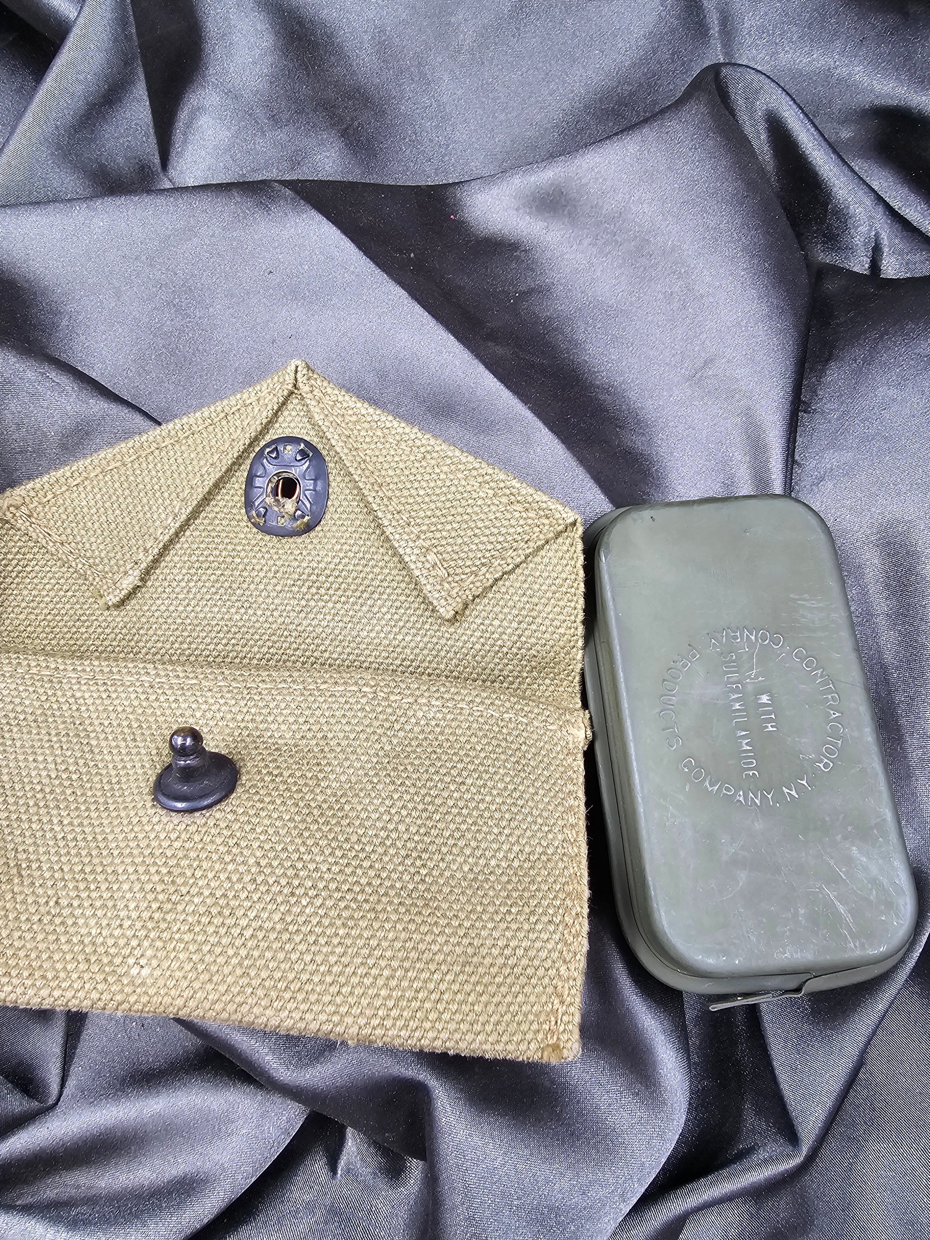 WWII US FIRST AID CARLISLE BANDAGE AND POUCH — image 2