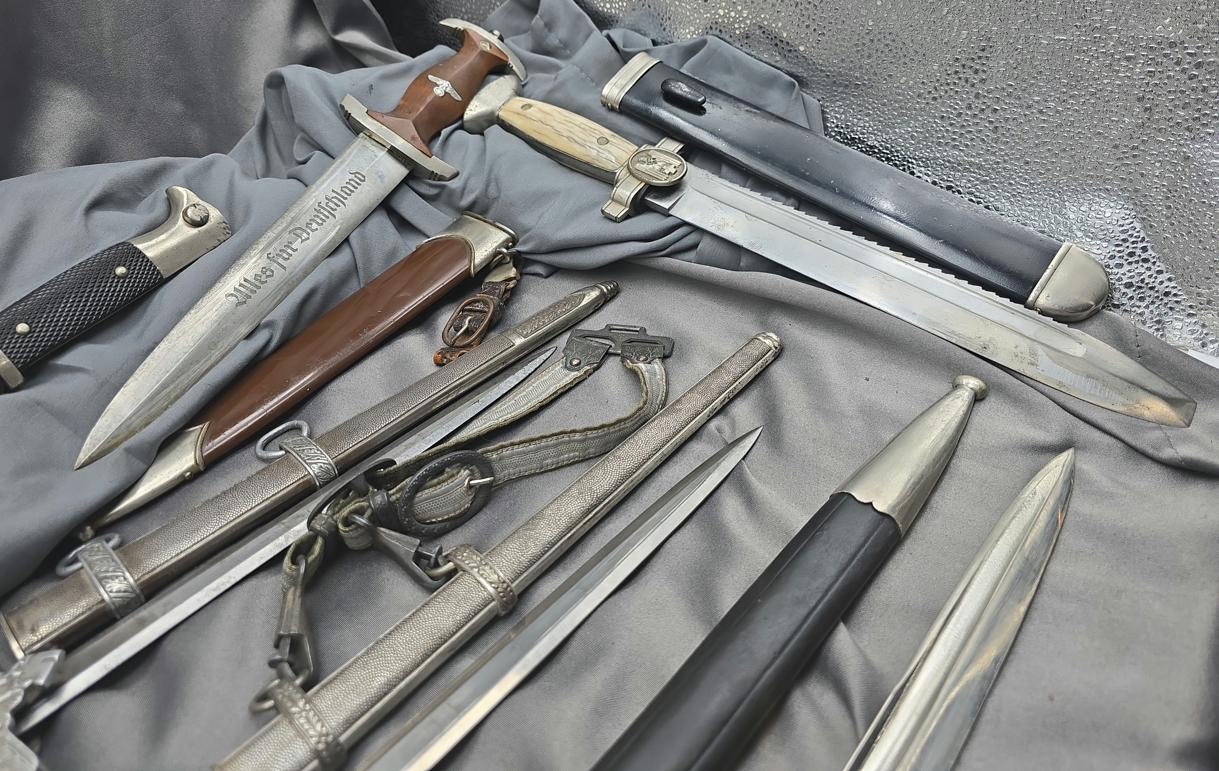 GI Bringback Grouping, Daggers, Binos & Insignia — image 8