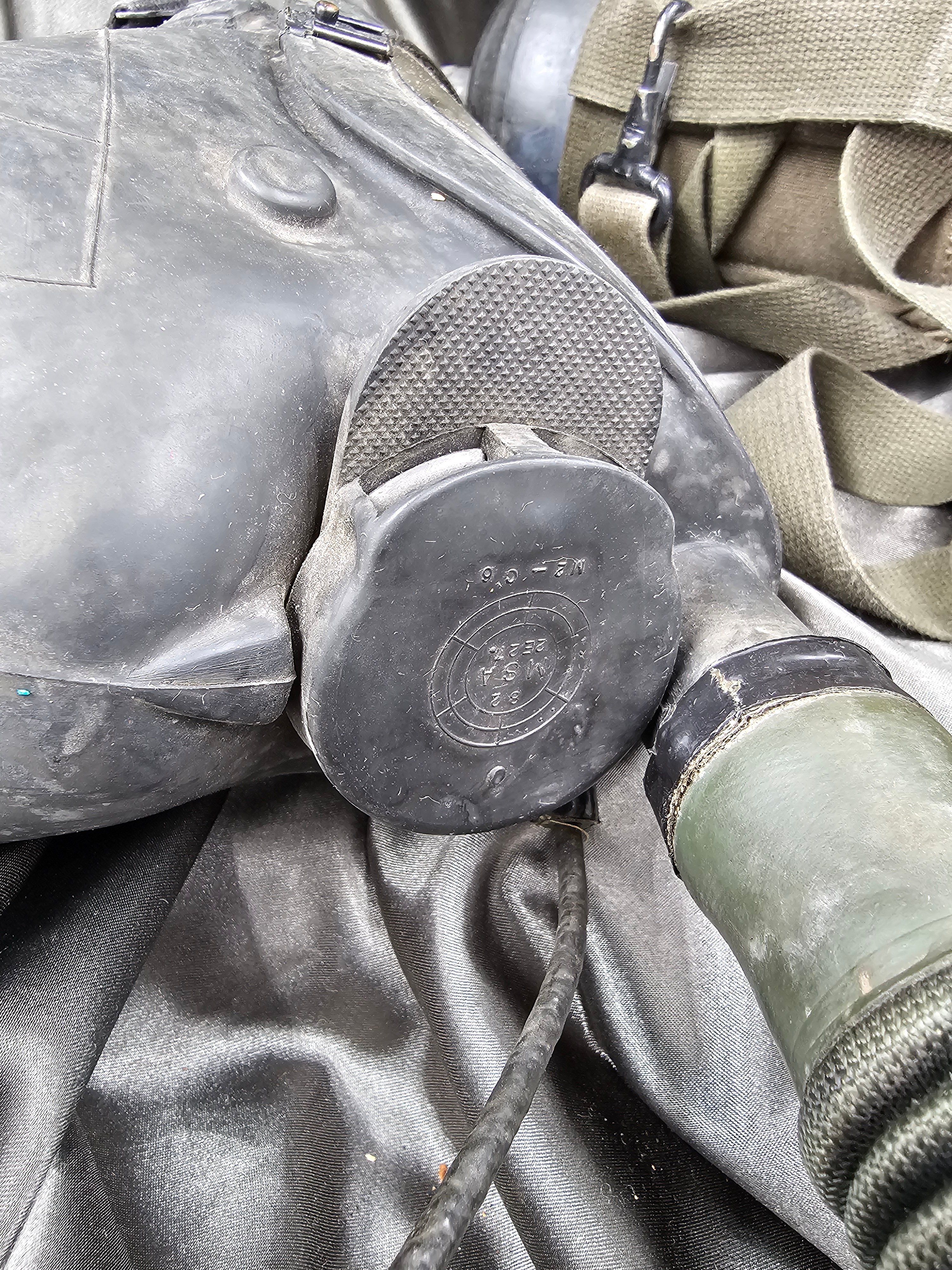 TANK CREW M25 US GAS MASK WITH M9 CANISTER CARRIER — image 3