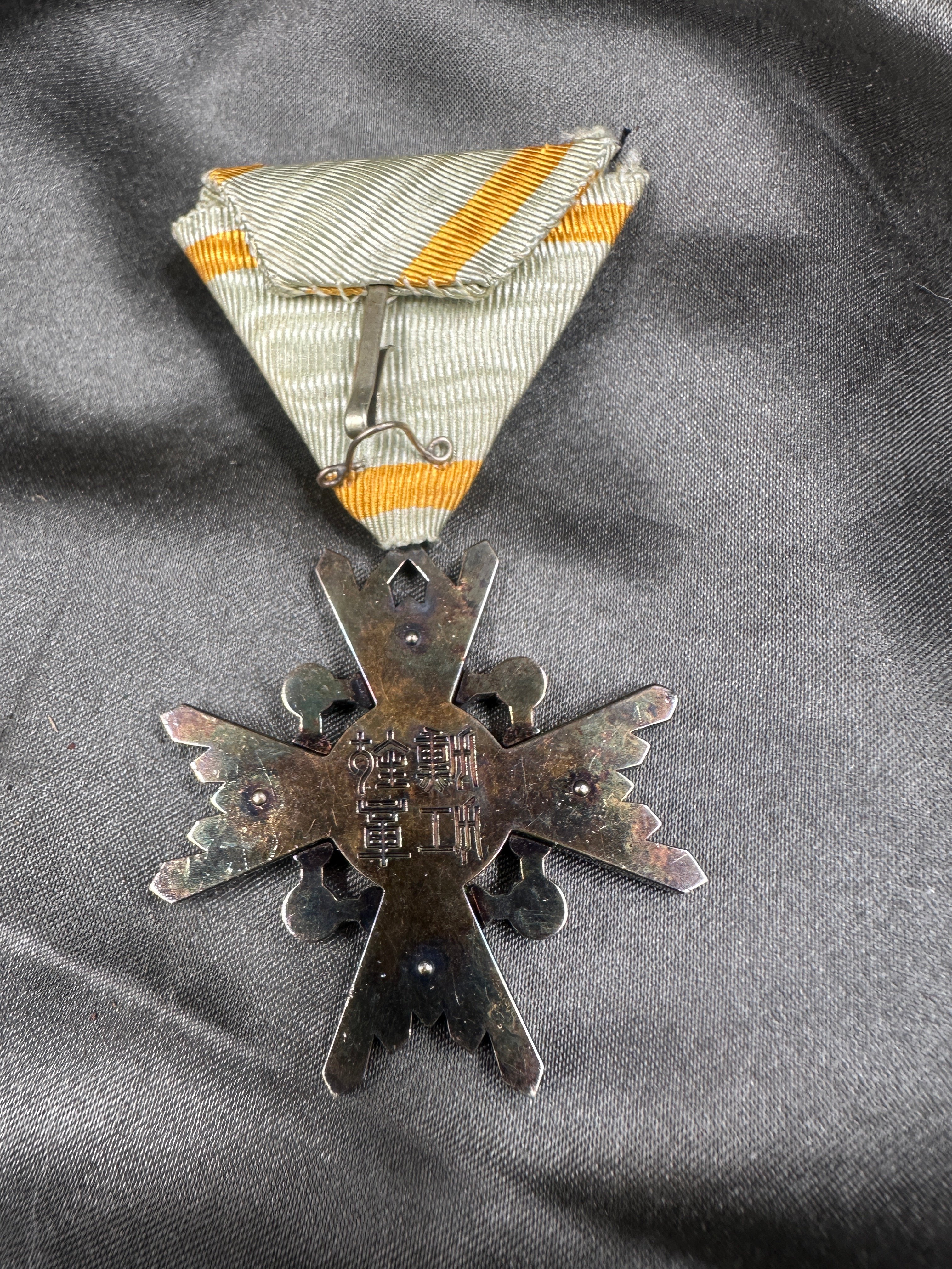 WWII ERA JAPANESE 4th CLASS SACRED TREASURE MEDAL — image 2