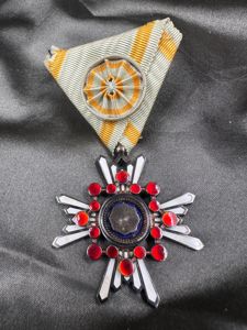 WWII ERA JAPANESE 4th CLASS SACRED TREASURE MEDAL