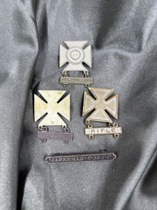 WWII ERA ARMY MARKSMAN BADGE