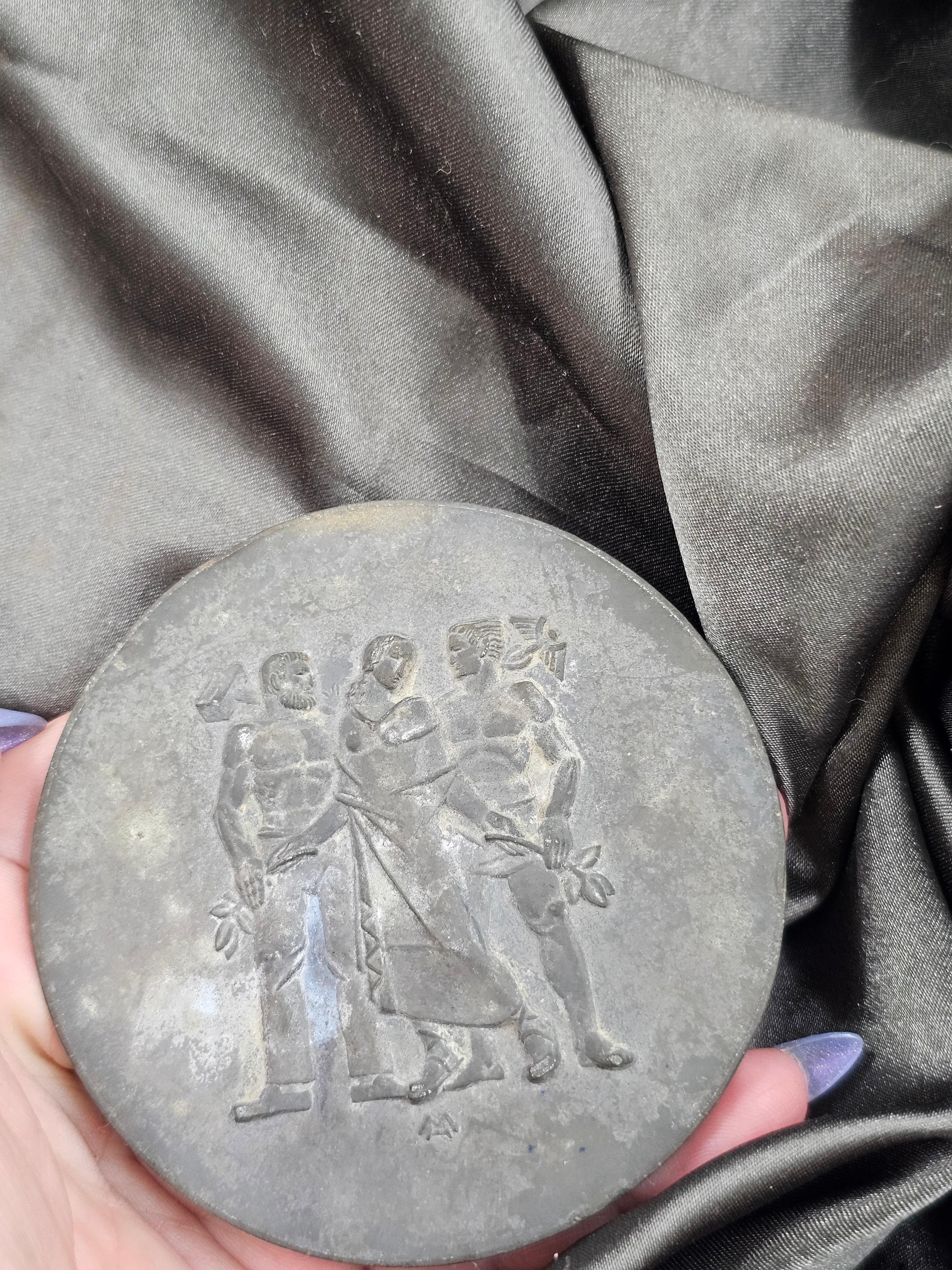 1930's GERMAN TABLE MEDAL — image 4