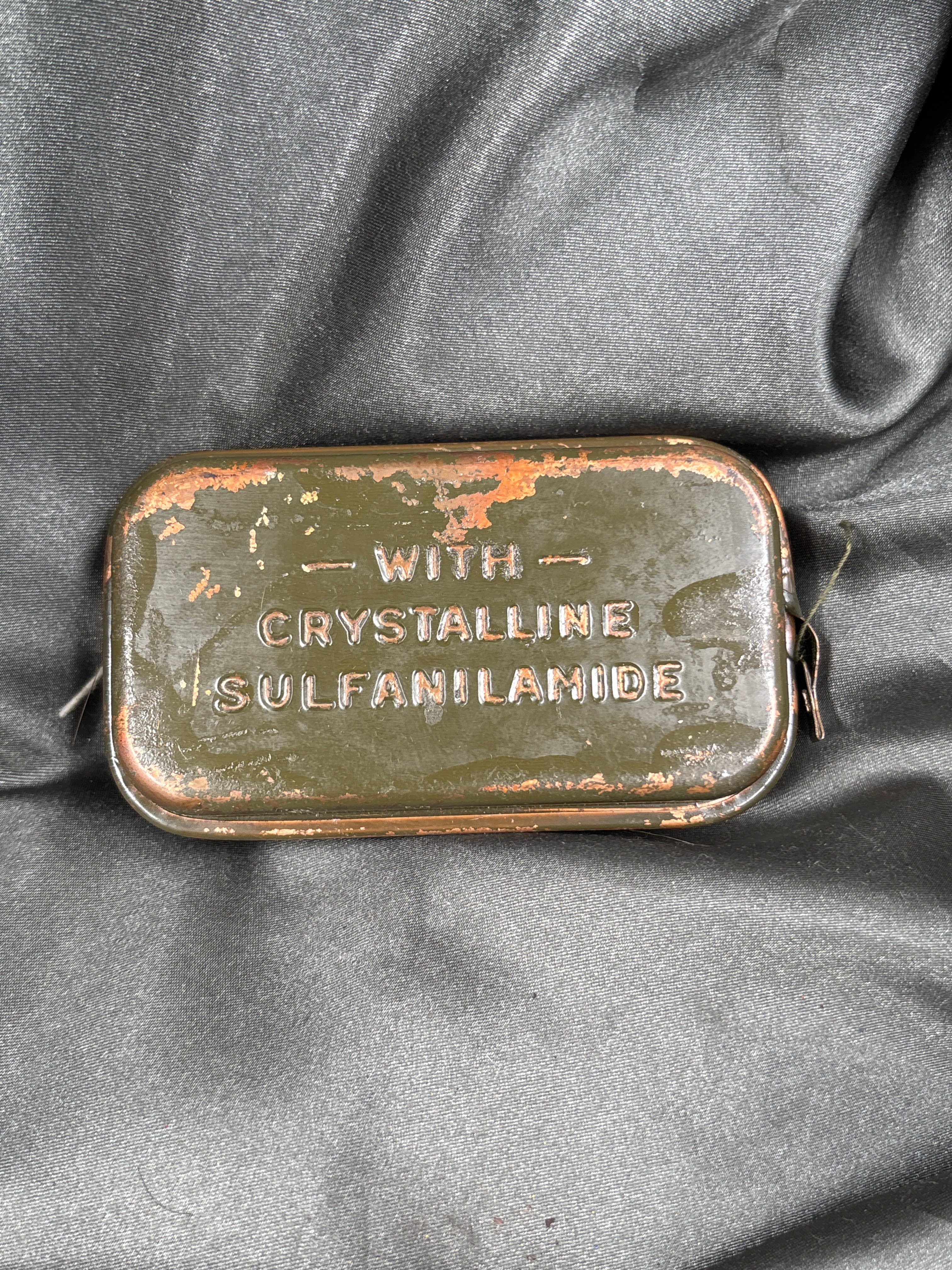 WWII FIRST AID BANDAGE CARLISLE TIN — image 2