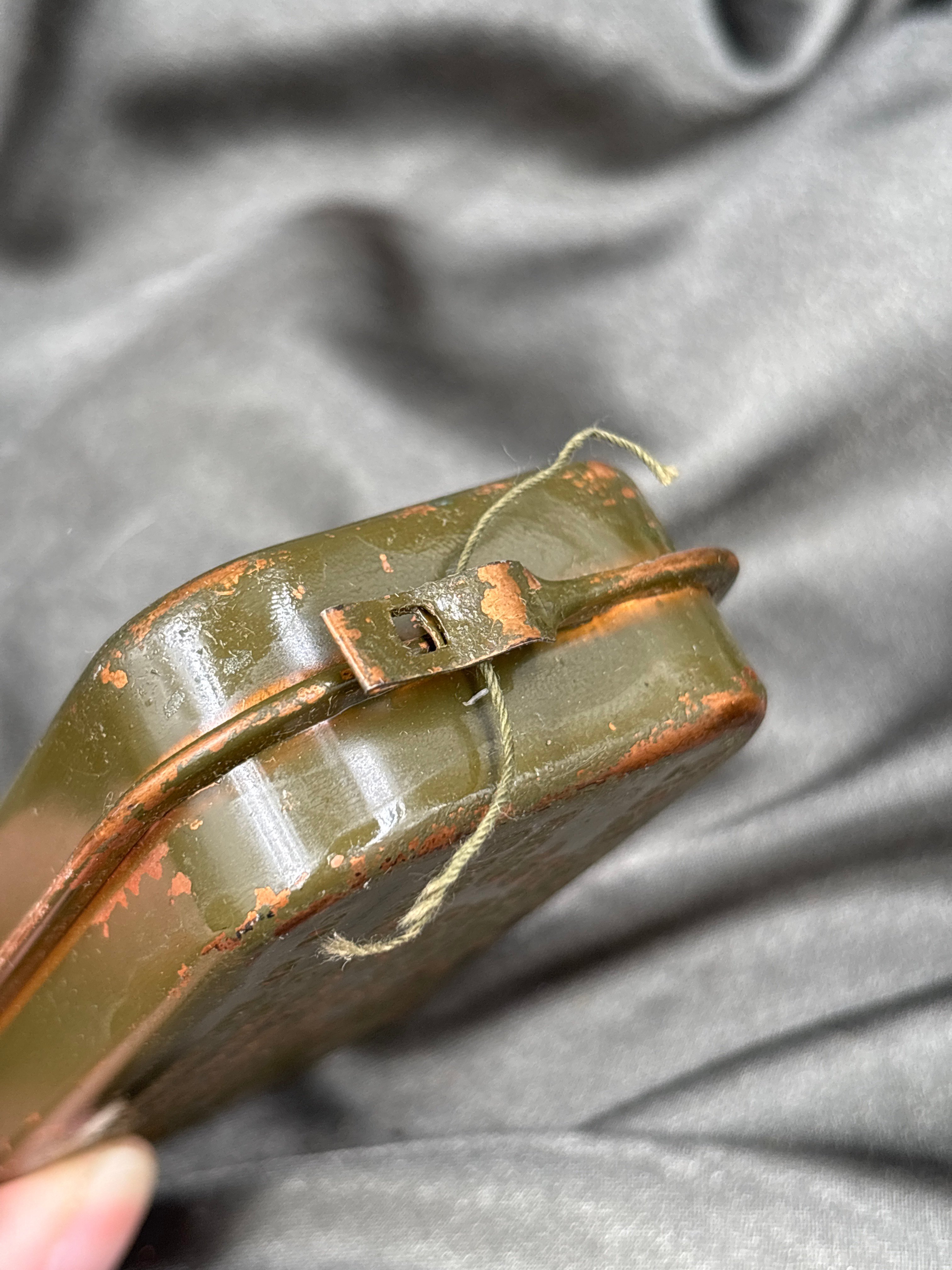 WWII FIRST AID BANDAGE CARLISLE TIN — image 3