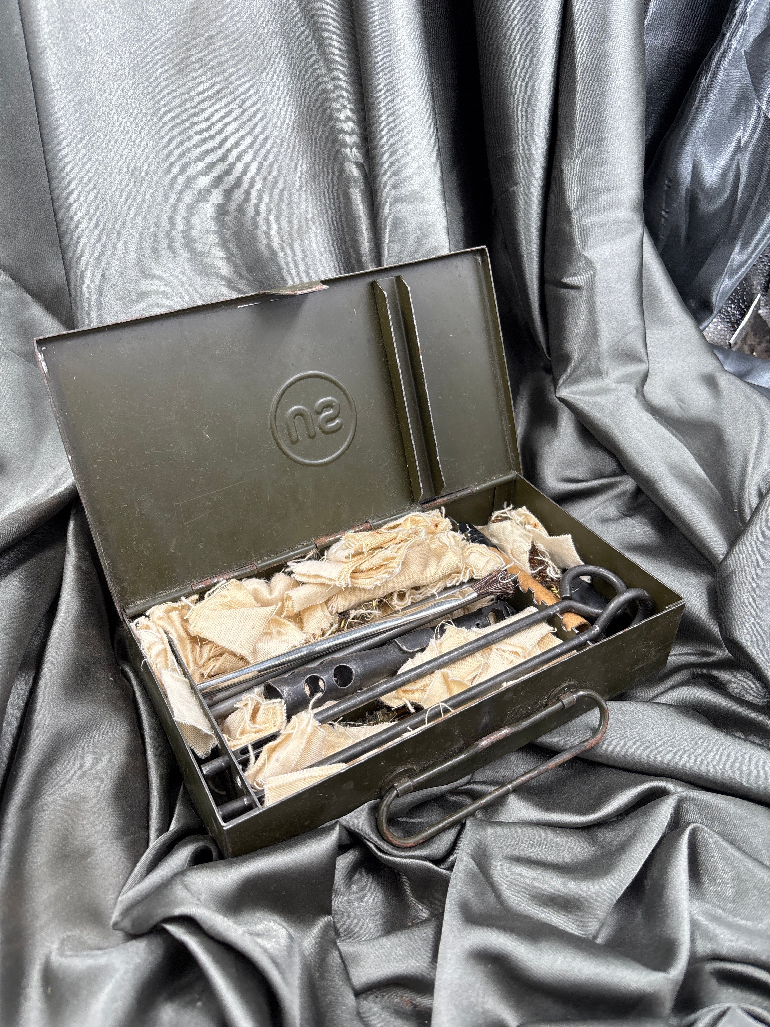 WW2 U.S. COLT 1911 .45 CLEANING KIT BOX — image 4