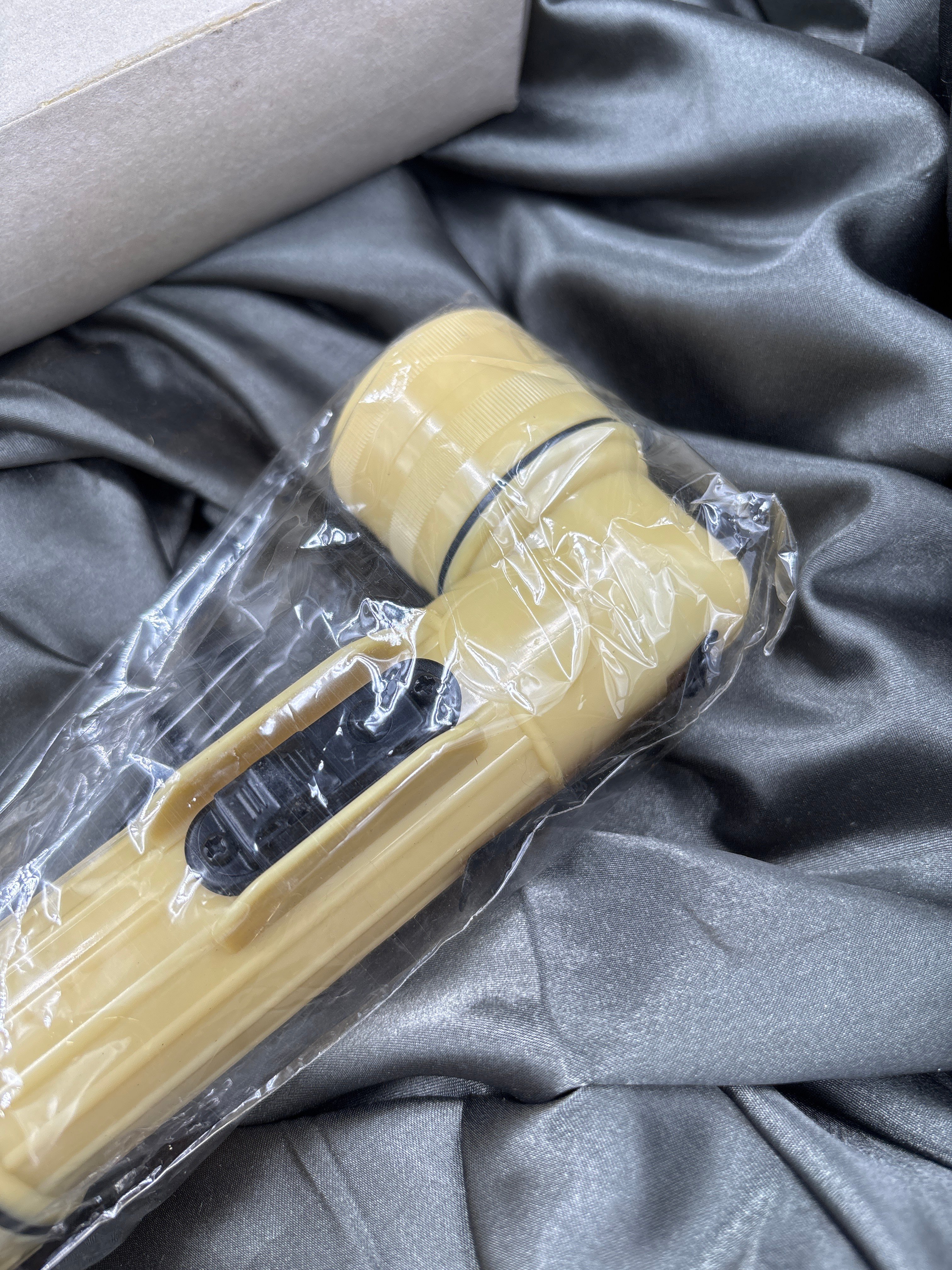 DEAD STOCK DESERT TAN US MILITARY FLASHLIGHT — image 3