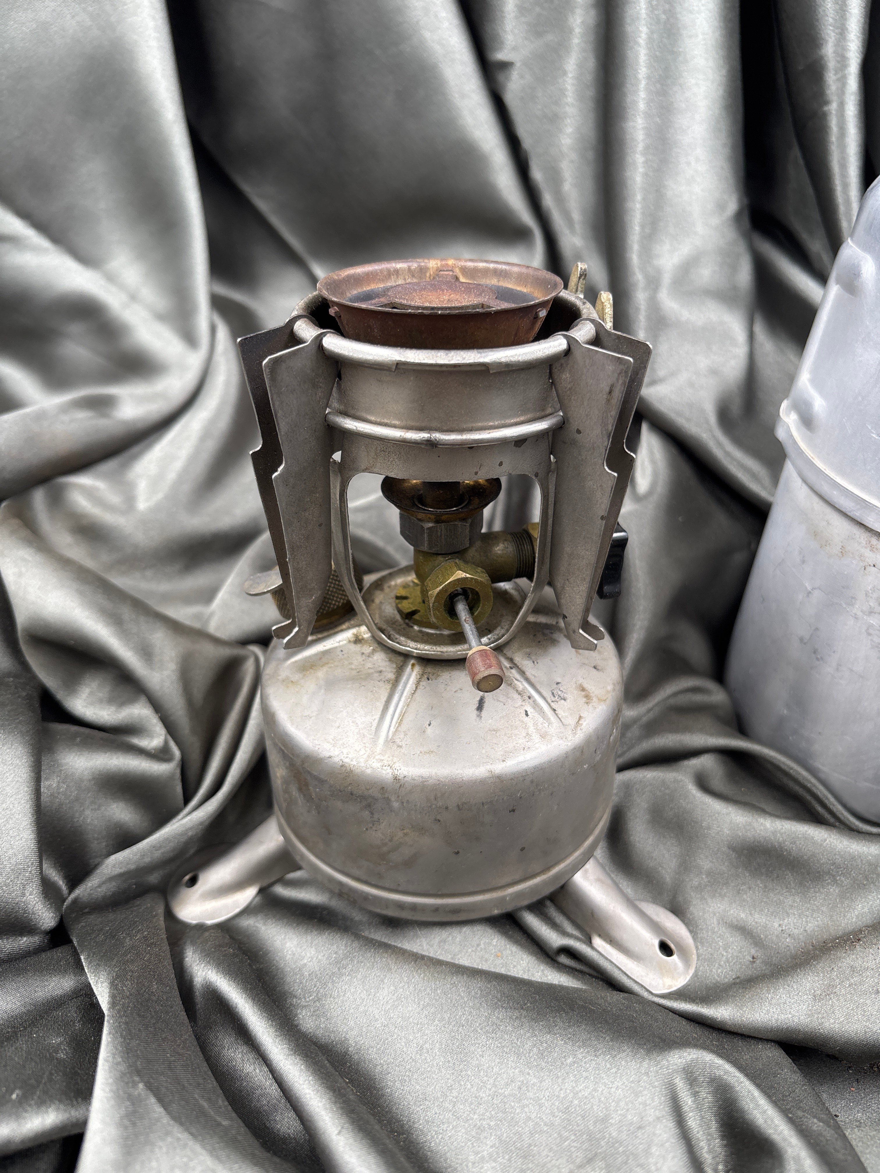 WWII US FIELD STOVE WITH SPARE PARTS — image 4