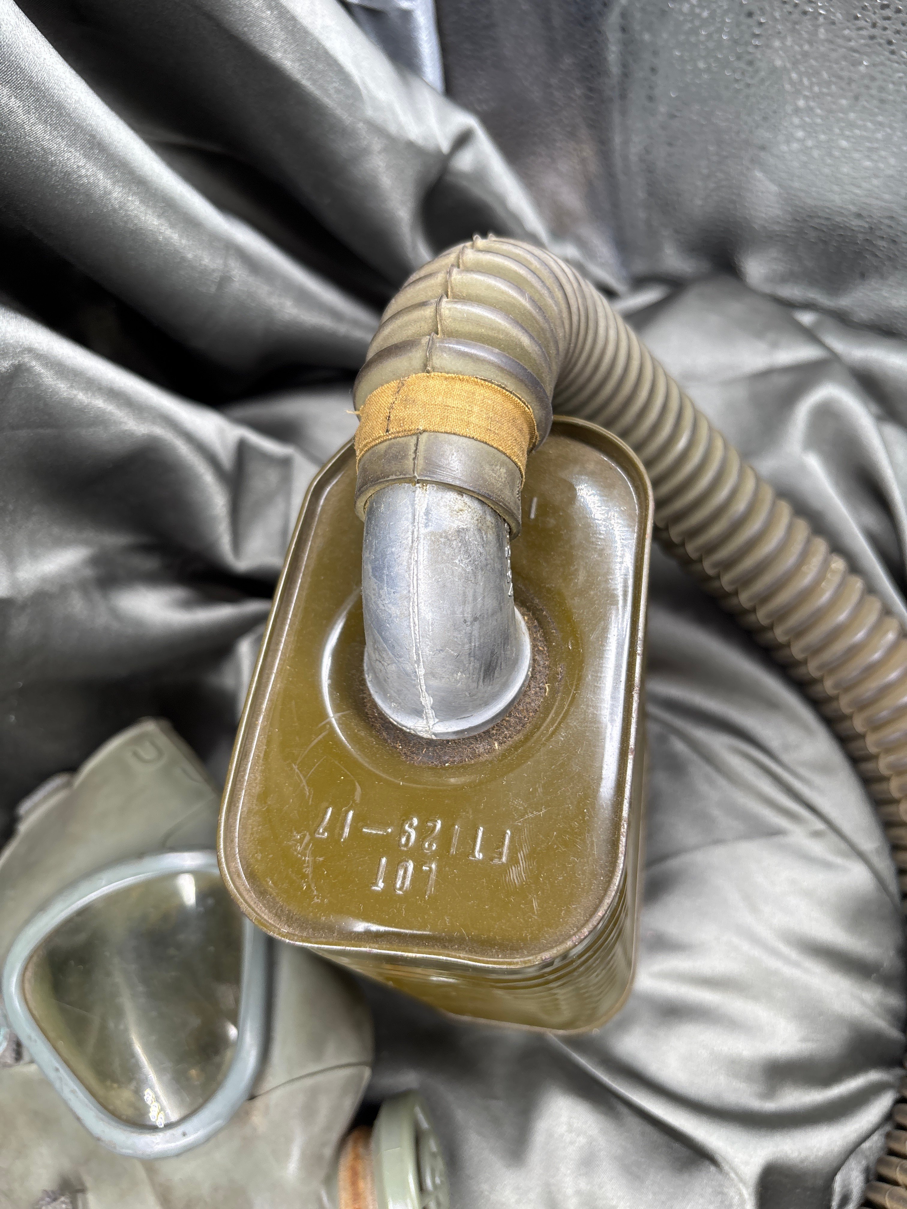 WWII US M2A1 GAS MASK — image 3